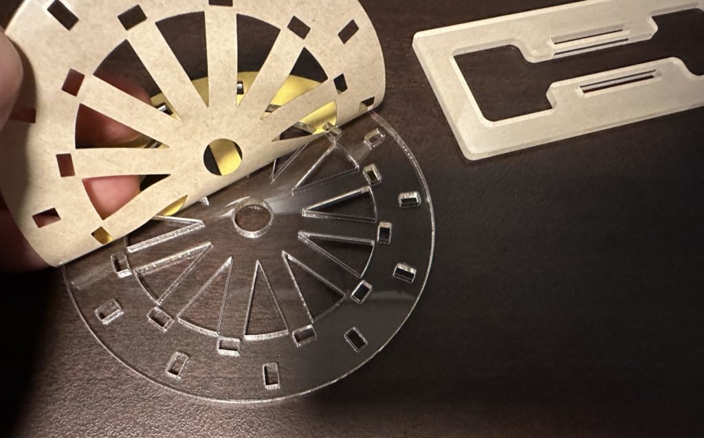 アクリル板から保護紙をはがす