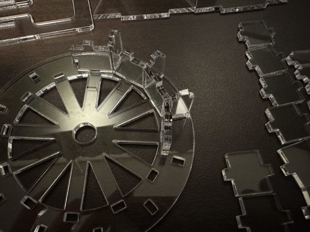 アクリル水車水受けの組み立て、はめ込み1